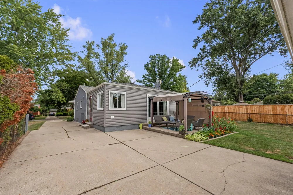 16943 Elizabeth Street Beverly Hills Village, MI 48025