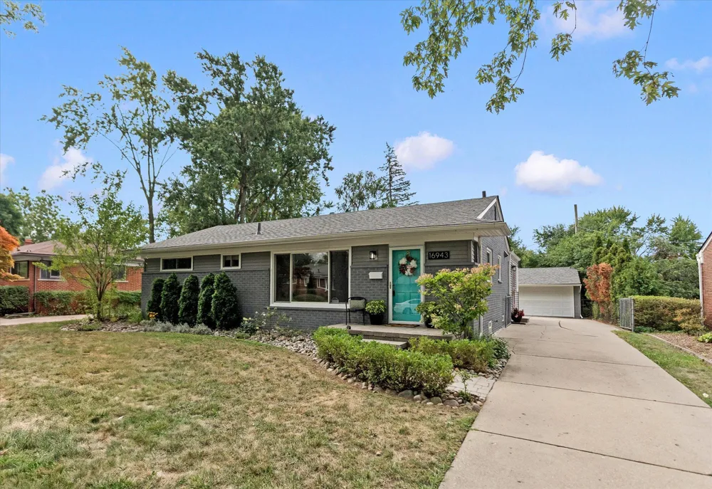 16943 Elizabeth Street Beverly Hills Village, MI 48025