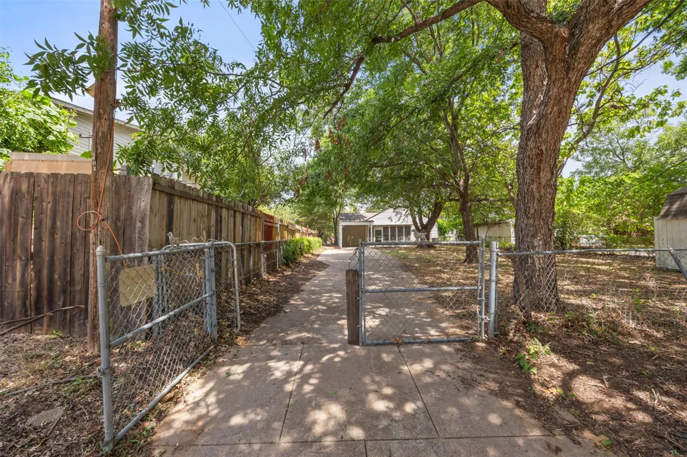 4406 Wayne Court S Haltom City, TX 76117