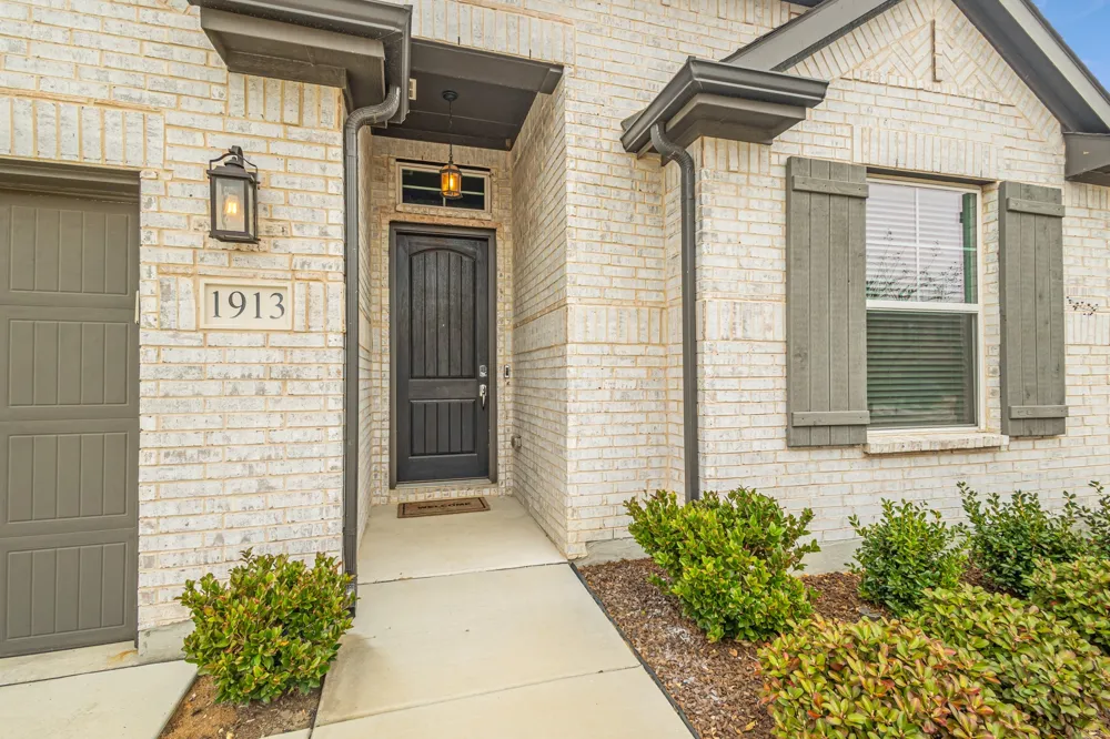 1913 Briar Hill Drive Denton, TX 76207