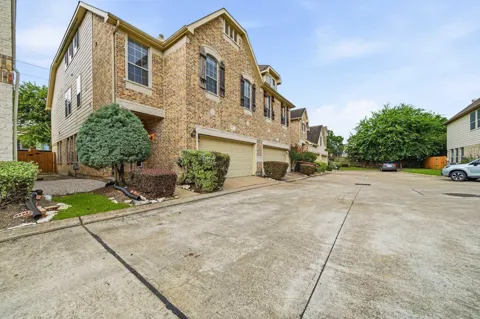 2711 Wallingford Pines