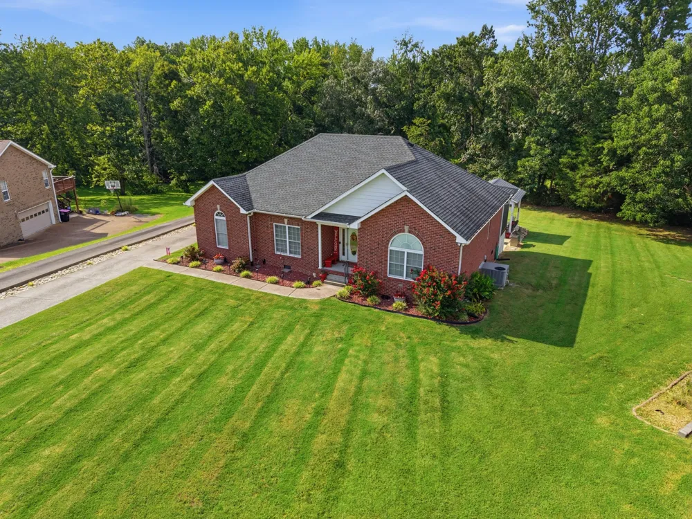 221 Allen Dr Greenbrier, TN 37073