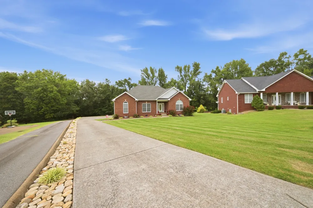 221 Allen Dr Greenbrier, TN 37073