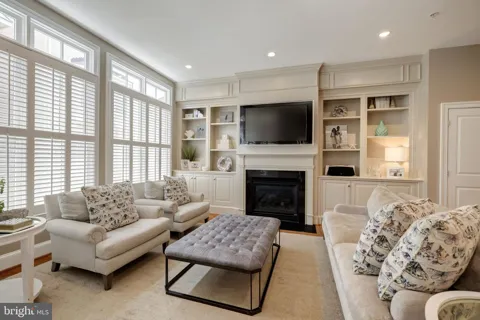 712 BRACEY LANE