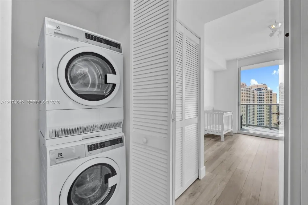 300 S Biscayne Blvd #T-1708 Miami, FL 33131