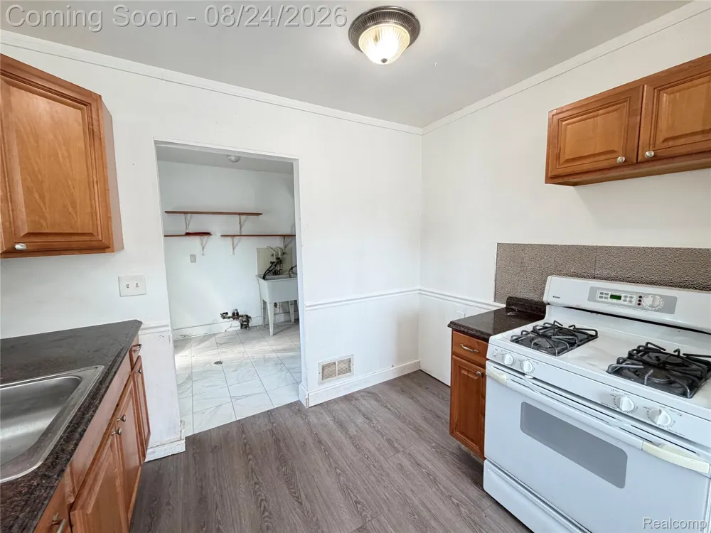 6164 Glenis Street Taylor City, MI 48180