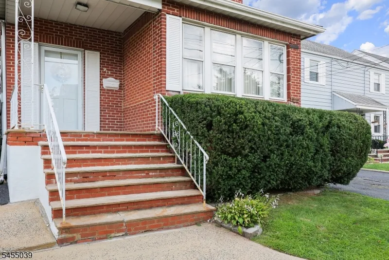 911 W Henry St Linden City, NJ 07036