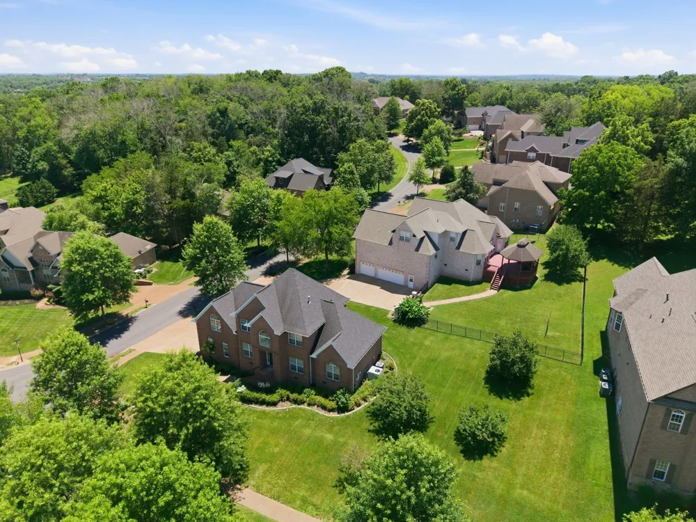 1046 Island Brook Dr Hendersonville, TN 37075
