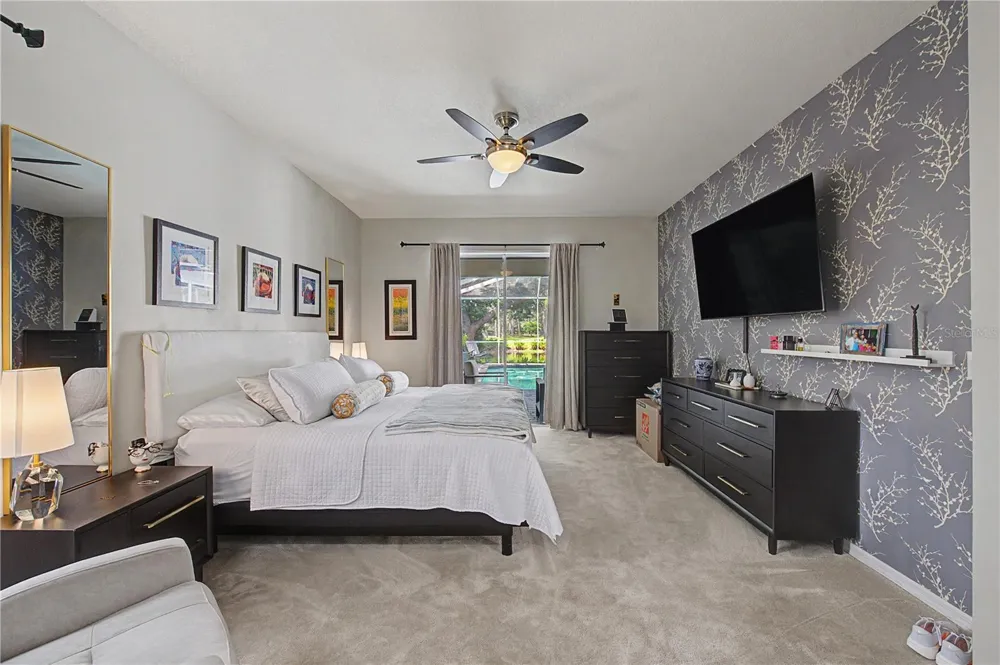 9402 HUNTERS POND DRIVE Tampa, FL 33647