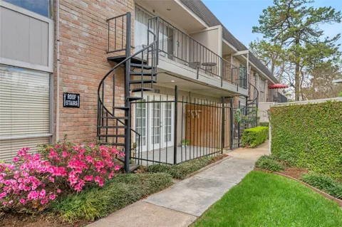 2238 S Piney Point Road #102