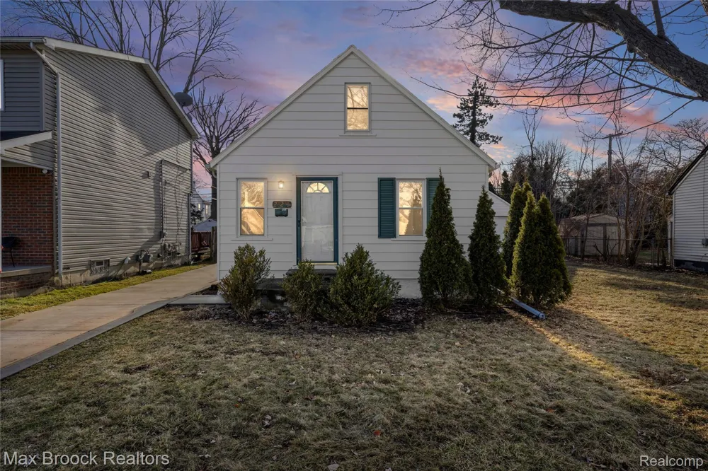20240 Hollywood Street Harper Woods City, MI 48225