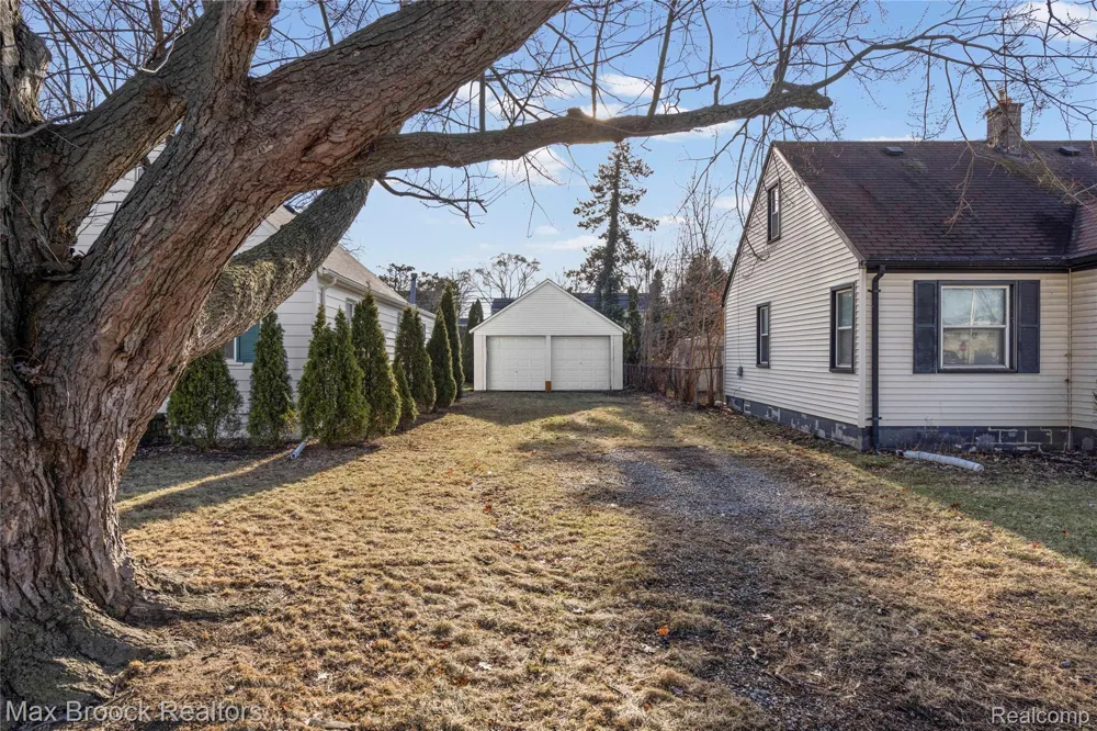 20240 Hollywood Street Harper Woods City, MI 48225