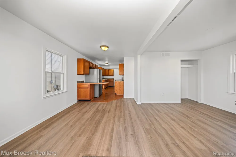 20240 Hollywood Street Harper Woods City, MI 48225
