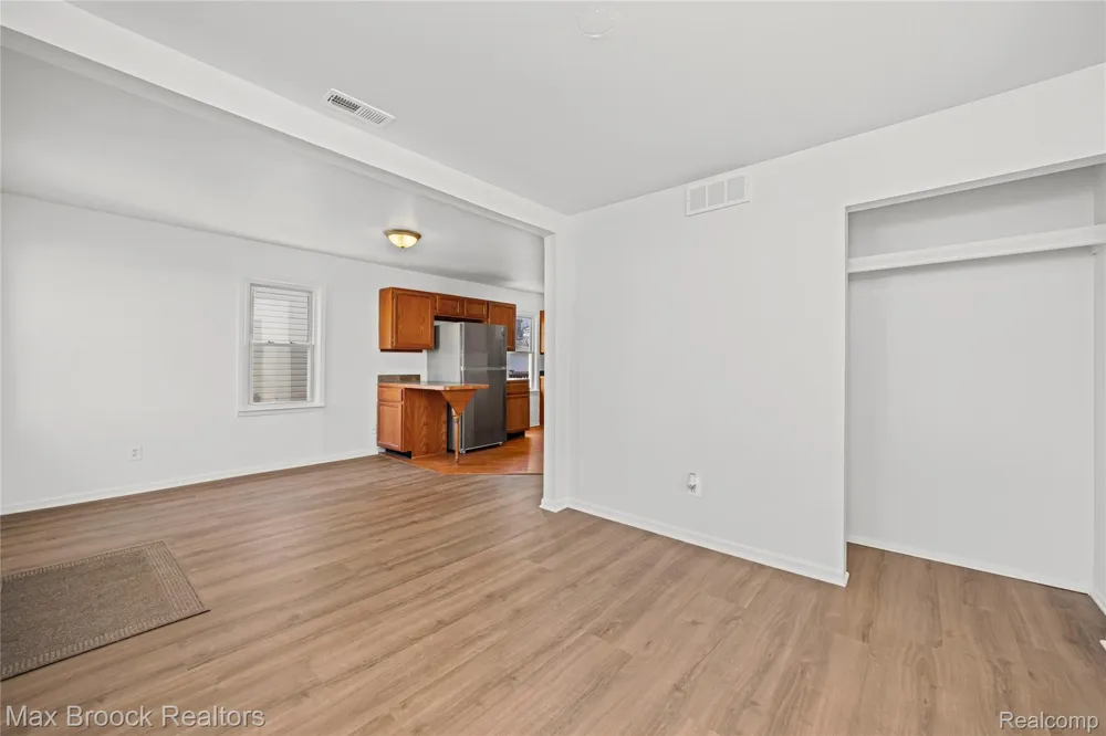 20240 Hollywood Street Harper Woods City, MI 48225