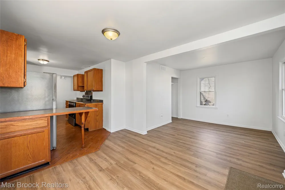 20240 Hollywood Street Harper Woods City, MI 48225