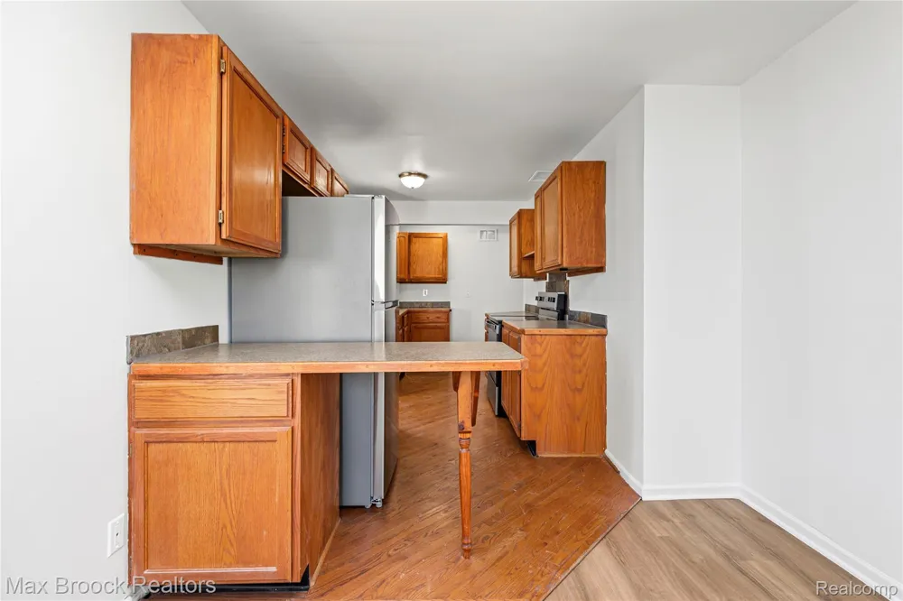 20240 Hollywood Street Harper Woods City, MI 48225