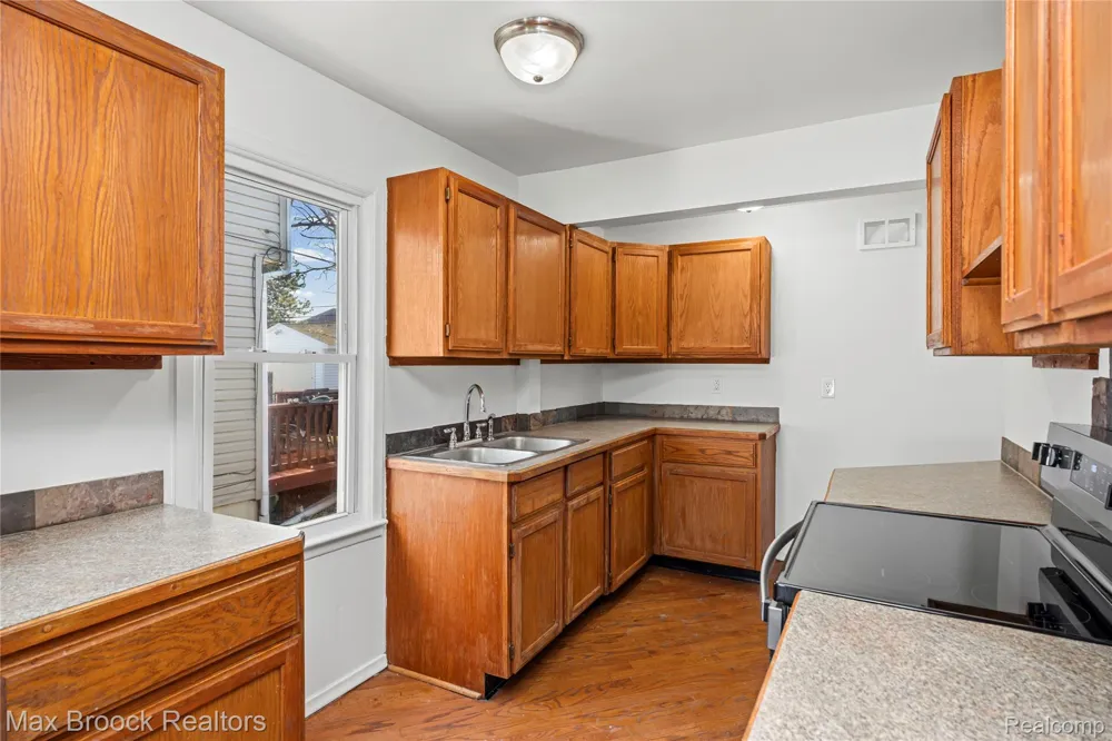 20240 Hollywood Street Harper Woods City, MI 48225