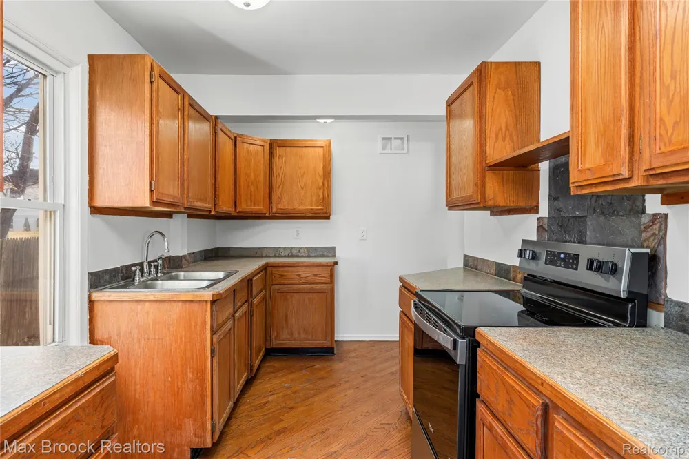 20240 Hollywood Street Harper Woods City, MI 48225