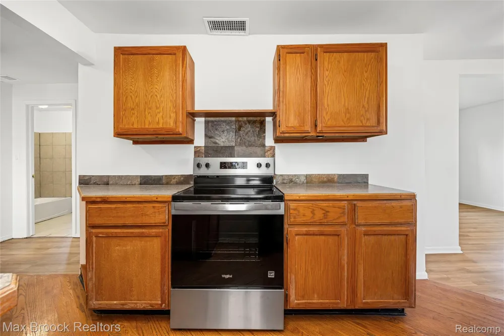 20240 Hollywood Street Harper Woods City, MI 48225