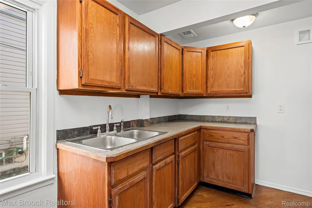 20240 Hollywood Street Harper Woods City, MI 48225