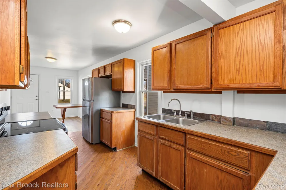 20240 Hollywood Street Harper Woods City, MI 48225