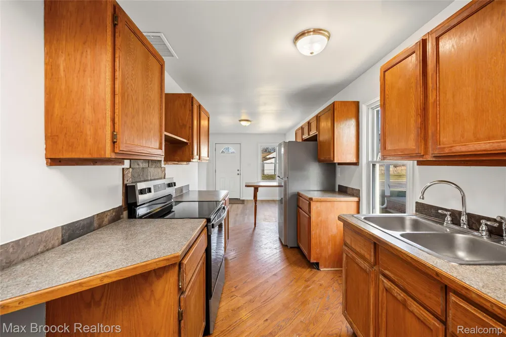 20240 Hollywood Street Harper Woods City, MI 48225