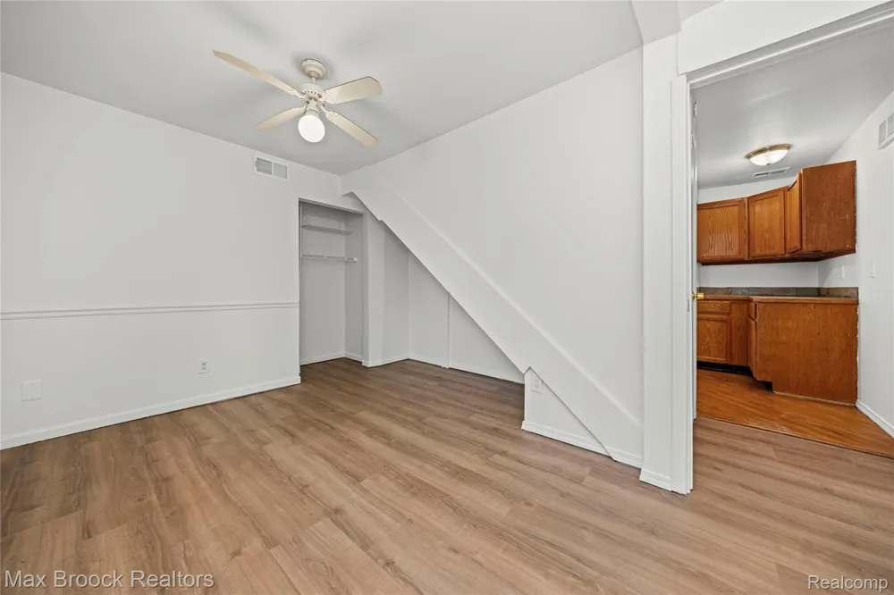 20240 Hollywood Street Harper Woods City, MI 48225