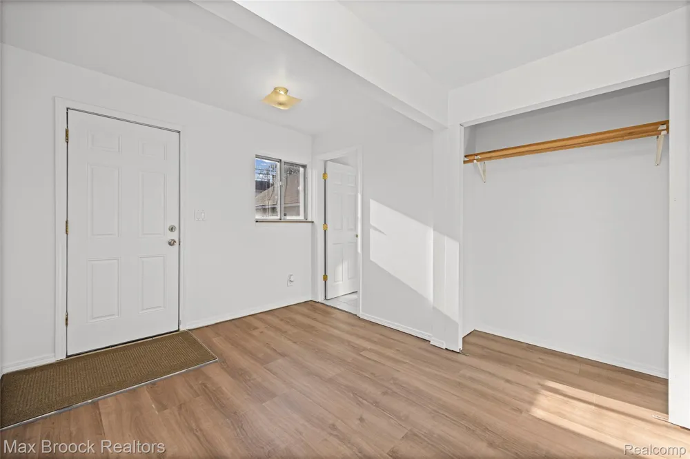 20240 Hollywood Street Harper Woods City, MI 48225