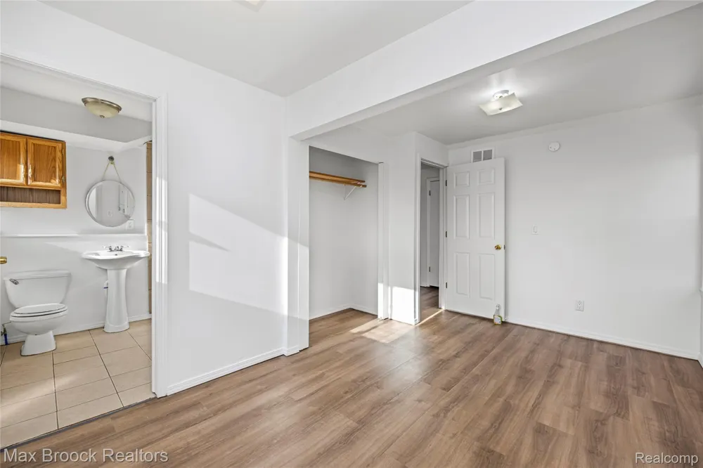 20240 Hollywood Street Harper Woods City, MI 48225