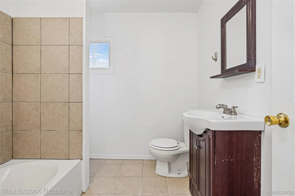20240 Hollywood Street Harper Woods City, MI 48225