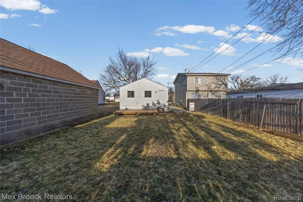 20240 Hollywood Street Harper Woods City, MI 48225