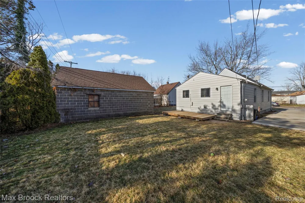 20240 Hollywood Street Harper Woods City, MI 48225