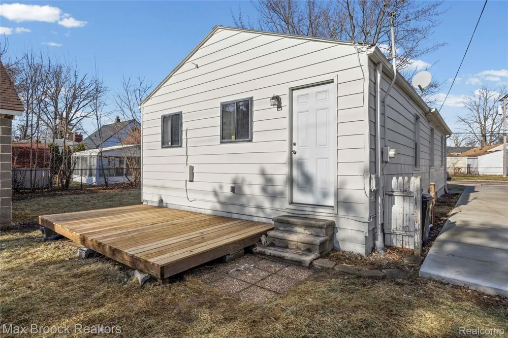 20240 Hollywood Street Harper Woods City, MI 48225