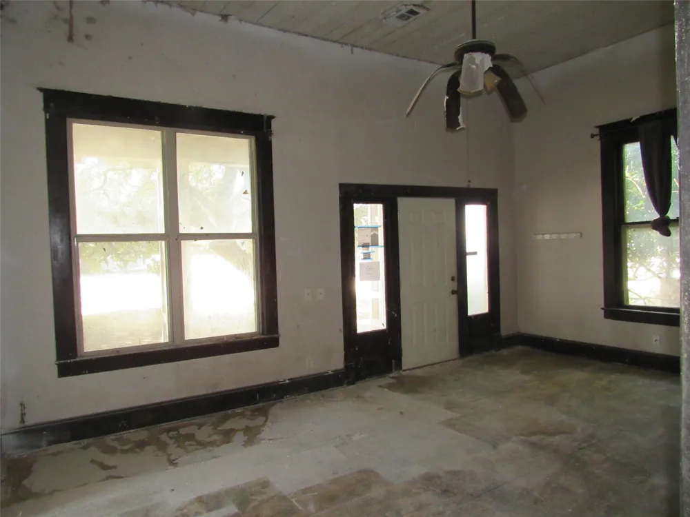 907 E Texas Avenue Mart, TX 76664