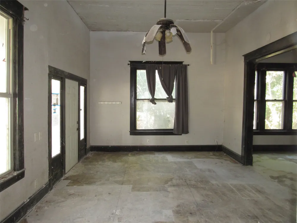 907 E Texas Avenue Mart, TX 76664
