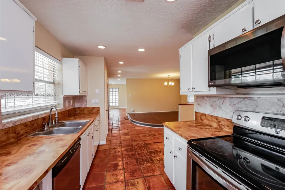 7518 NW 42nd Dr Coral Springs, FL 33065
