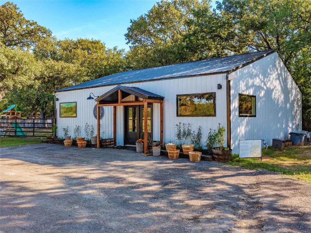 1387 County Road 140 Whitesboro, TX 76273
