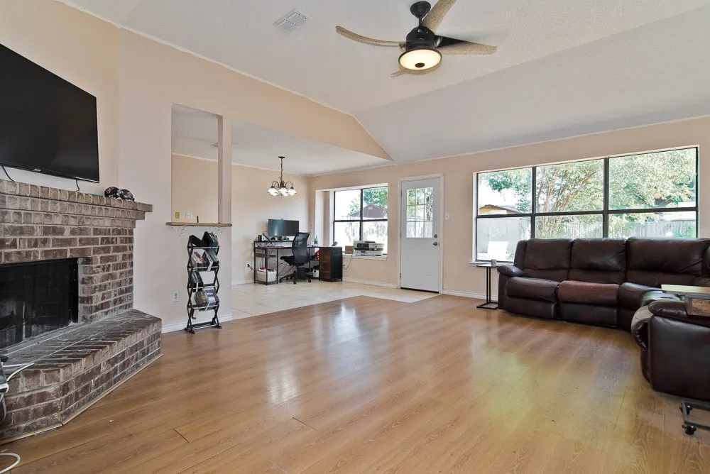 6545 Meadowlark Lane E Watauga, TX 76148