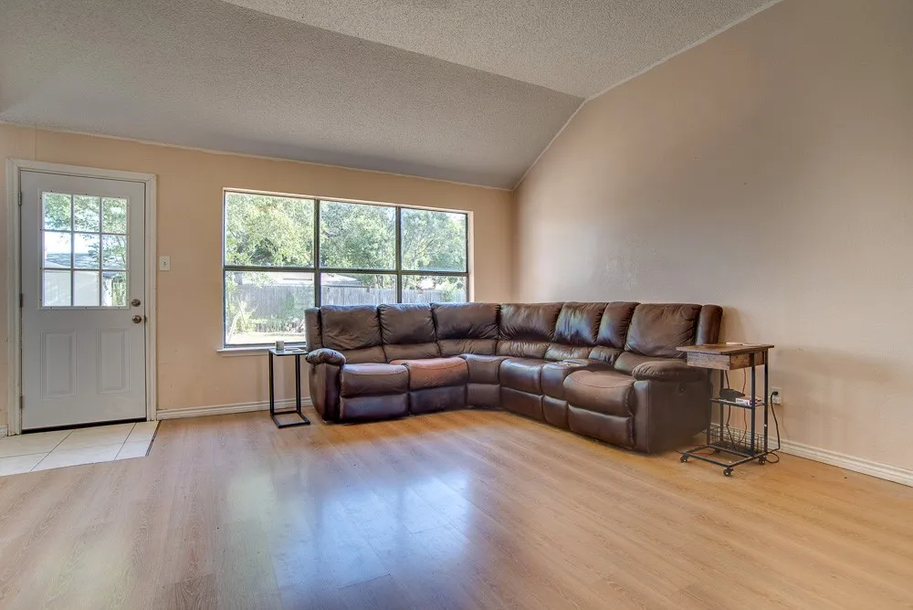 6545 Meadowlark Lane E Watauga, TX 76148