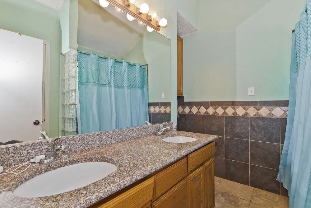 6545 Meadowlark Lane E Watauga, TX 76148