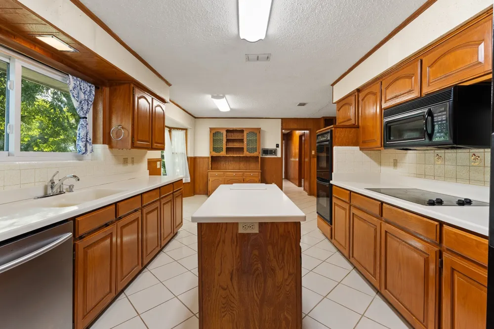 1227 Hilltop Drive Cleburne, TX 76033
