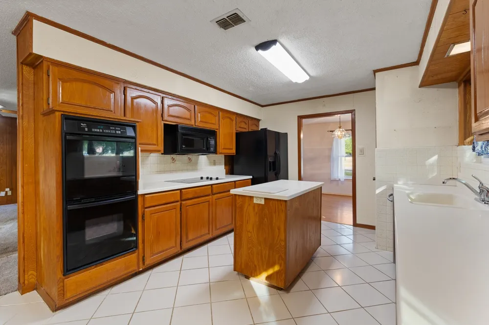 1227 Hilltop Drive Cleburne, TX 76033