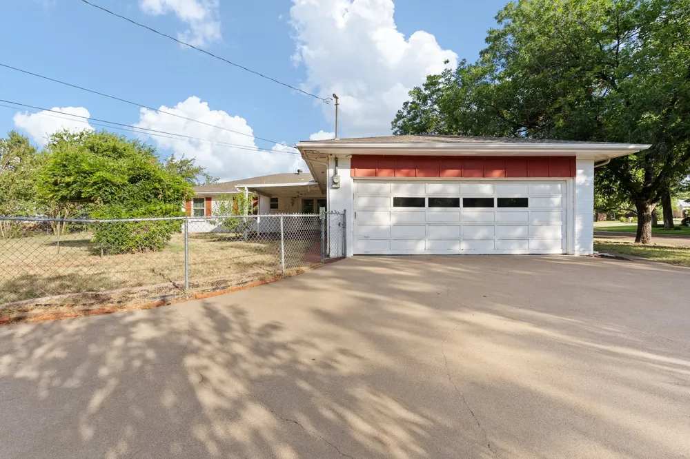 1227 Hilltop Drive Cleburne, TX 76033