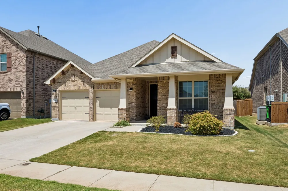 1605 Ridge Creek Lane Aubrey, TX 76227