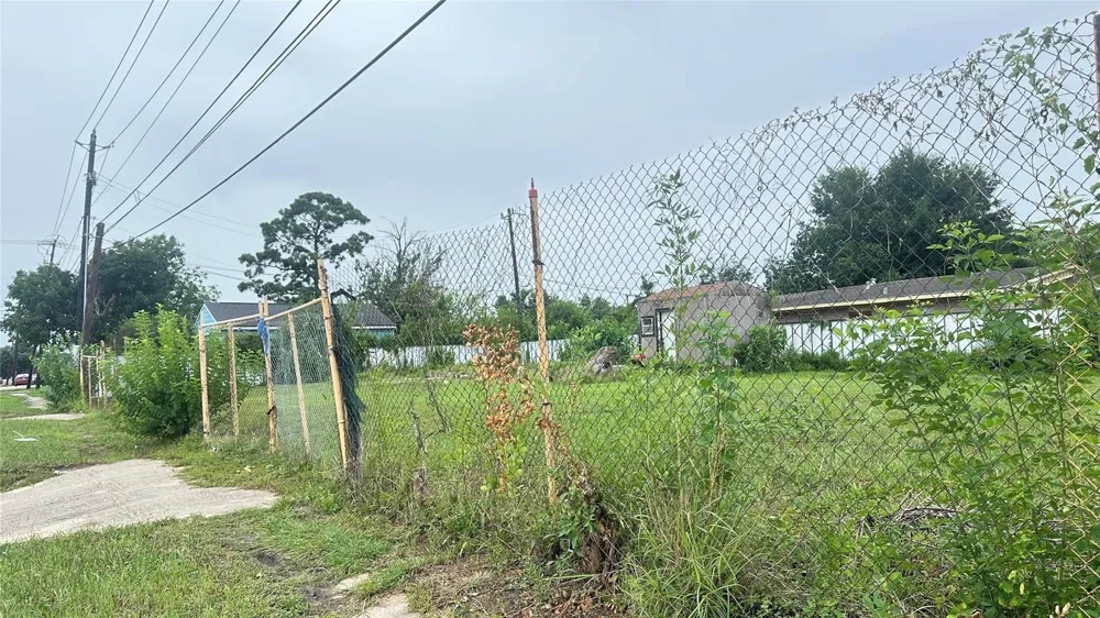 1916 Peachwood Drive Pasadena, TX 77502