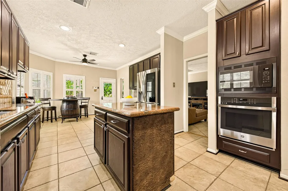 412 Melodywood Drive Friendswood, TX 77546