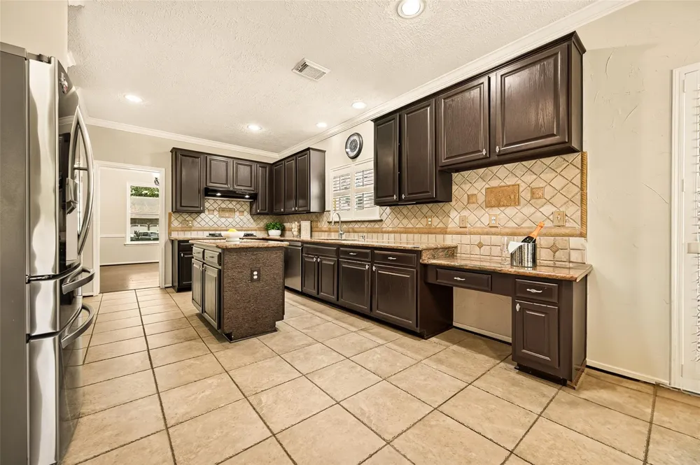 412 Melodywood Drive Friendswood, TX 77546