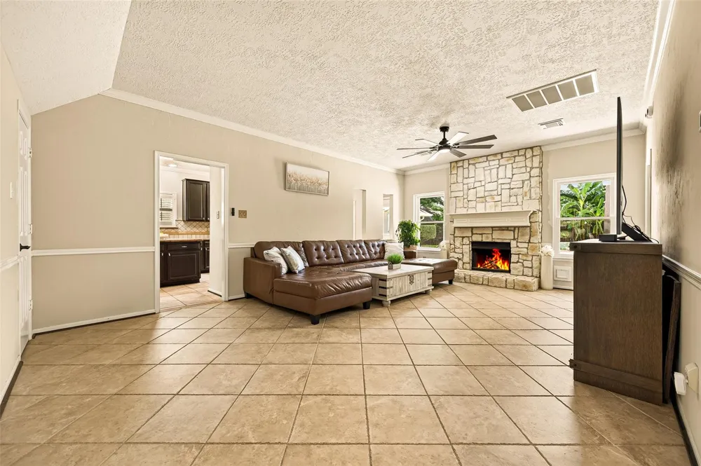 412 Melodywood Drive Friendswood, TX 77546