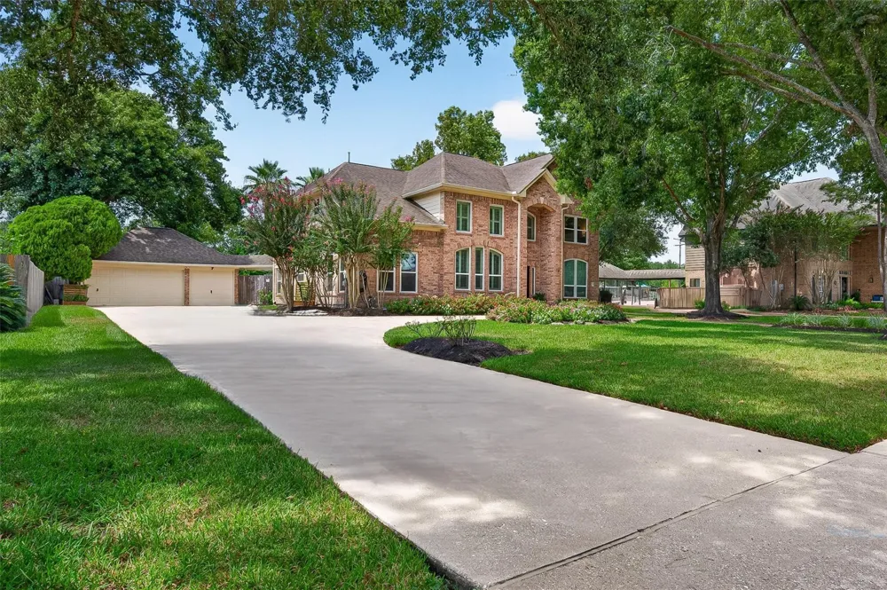 412 Melodywood Drive Friendswood, TX 77546