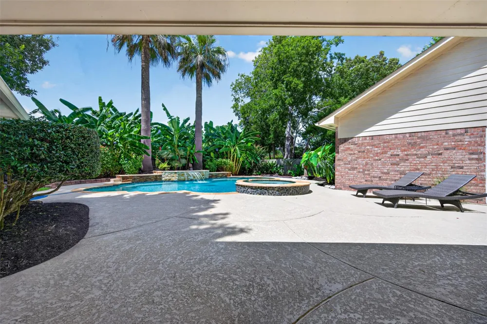 412 Melodywood Drive Friendswood, TX 77546